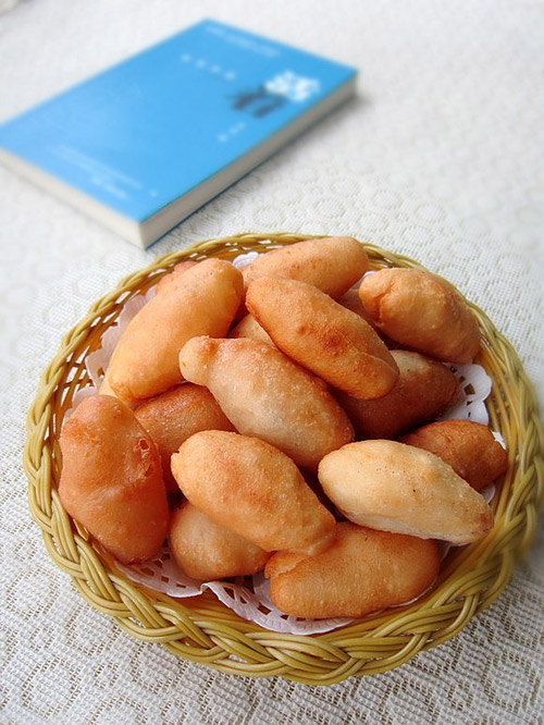  p data-id="gn7h2yf6ub">香酥牛奶糯米果是由糯米粉,牛奶等为主要