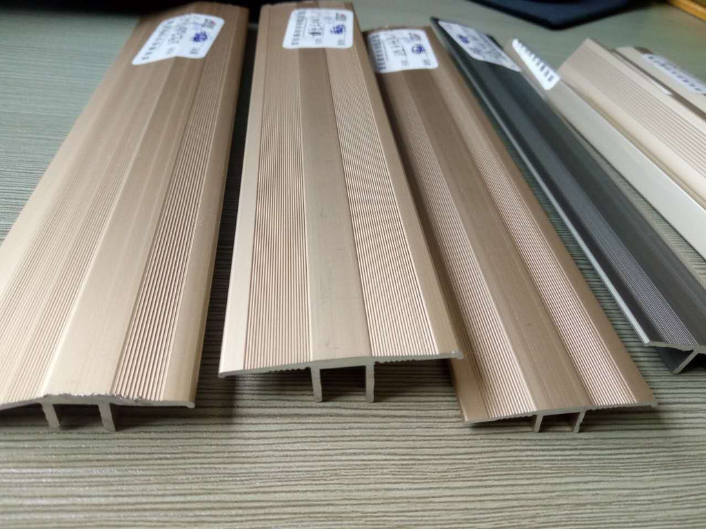  p>扣条也称压条,是在相同或不同材质之间的平面衔接部分安装的条状