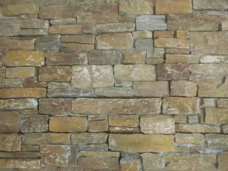 属于文化石的一种石材,是对一种用石料实施特定的建筑装饰风格的雅称