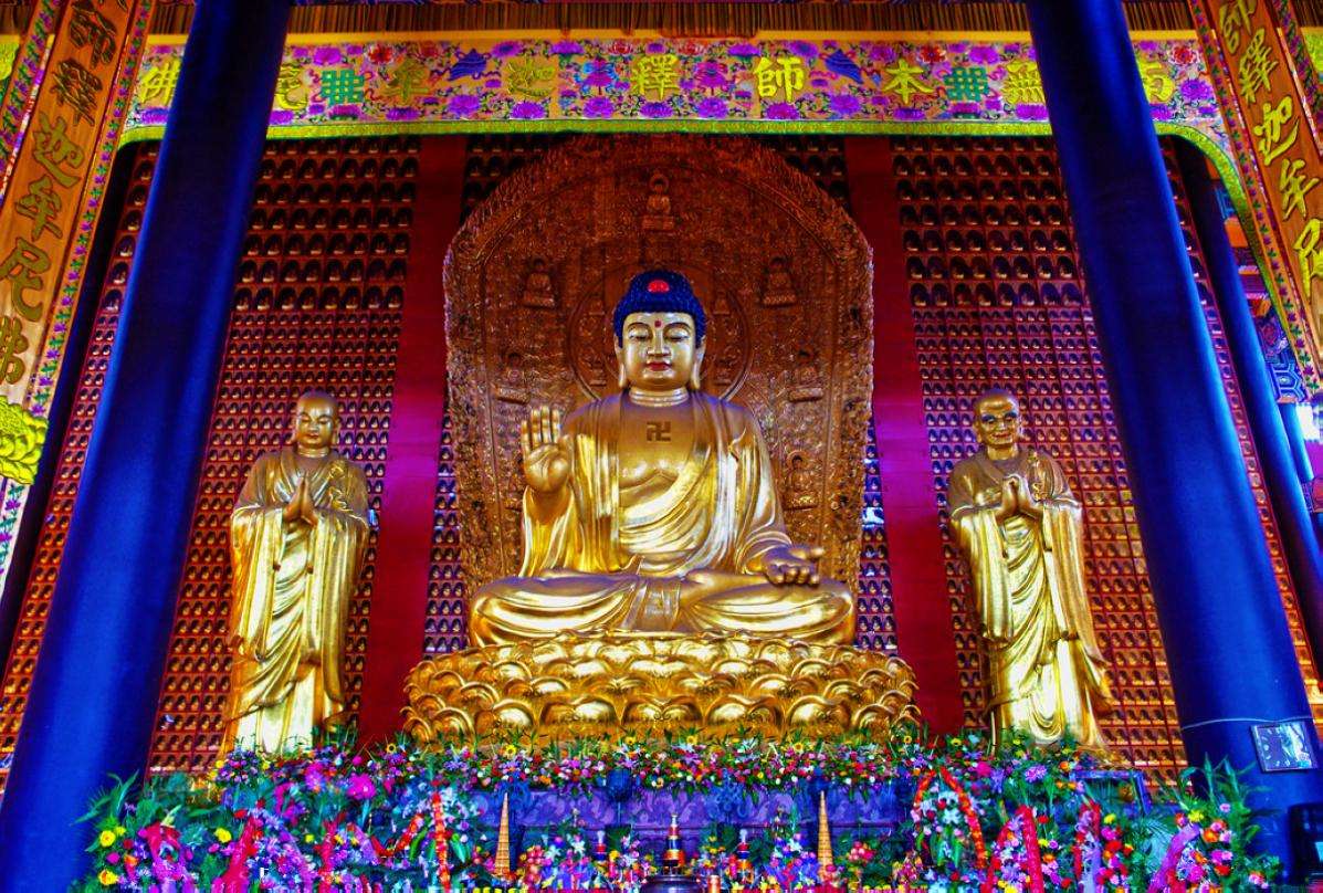 data-lemmaid="5692872">佛教寺院 /a>中,大雄宝殿即正殿,也称大殿