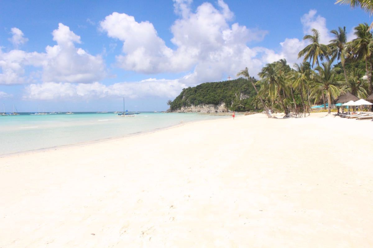  p data-id="gnwtqwf60t">中国白沙滩所以得名是因为细白如银的沙滩