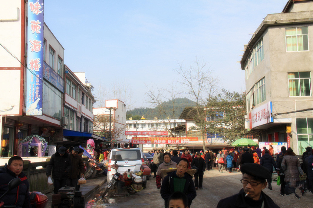 y83o">玉龙镇位于 a target="_blank" href="/item/盐亭县/7118055"