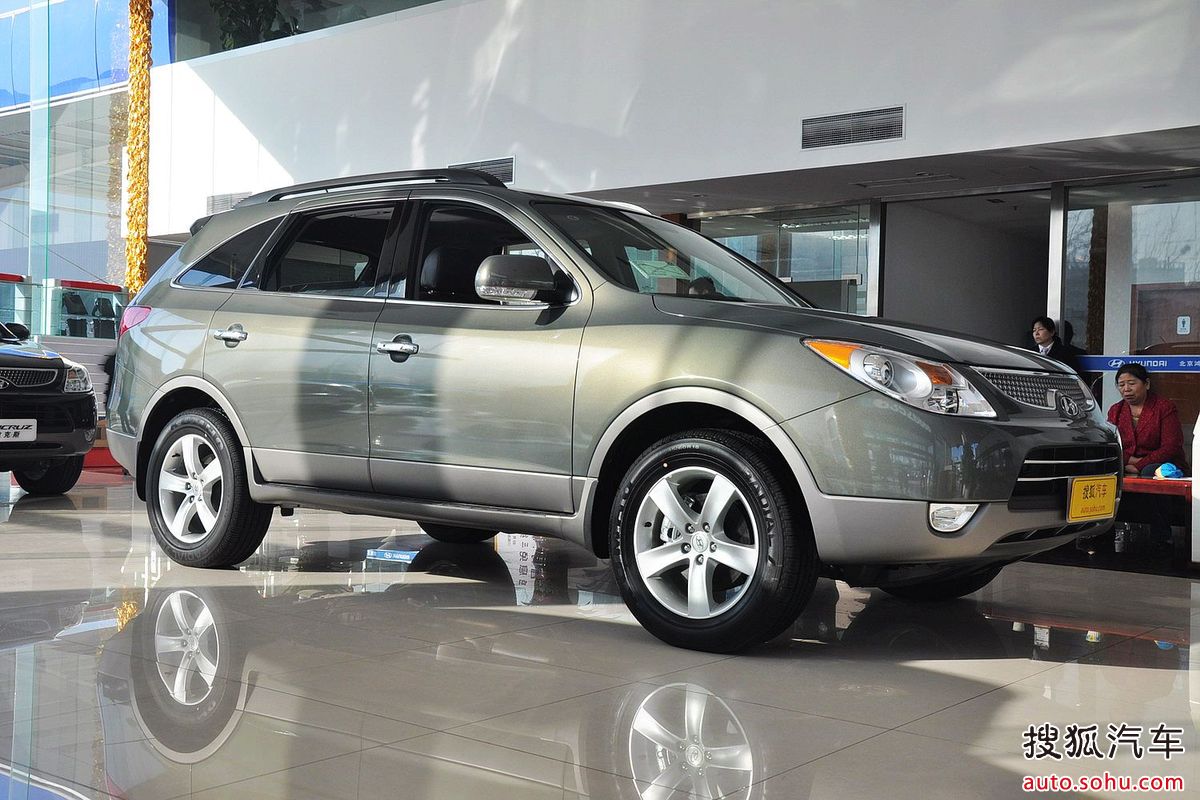  p>现代维拉克斯是一辆进口汽车,该车外观整体线条圆润,柔和,综合油耗