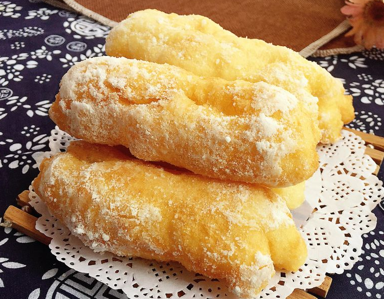  p>糖霜油条是一款美食,主料是小麦面粉,配料是玉米面,泡打粉,鸡蛋