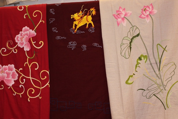 "等,因图案绚丽似锦,1985年被山东省工艺美术所定为此名,简称"鲁锦"