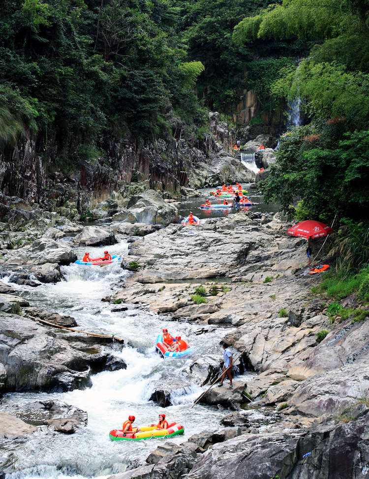  p>泽雅漂流位于温州市泽雅风景区内,泽雅漂流位于七瀑涧景区入口处