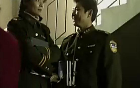 《西部警官》讲述的是生活在我们身边的日夜辛苦的警察同志的事迹