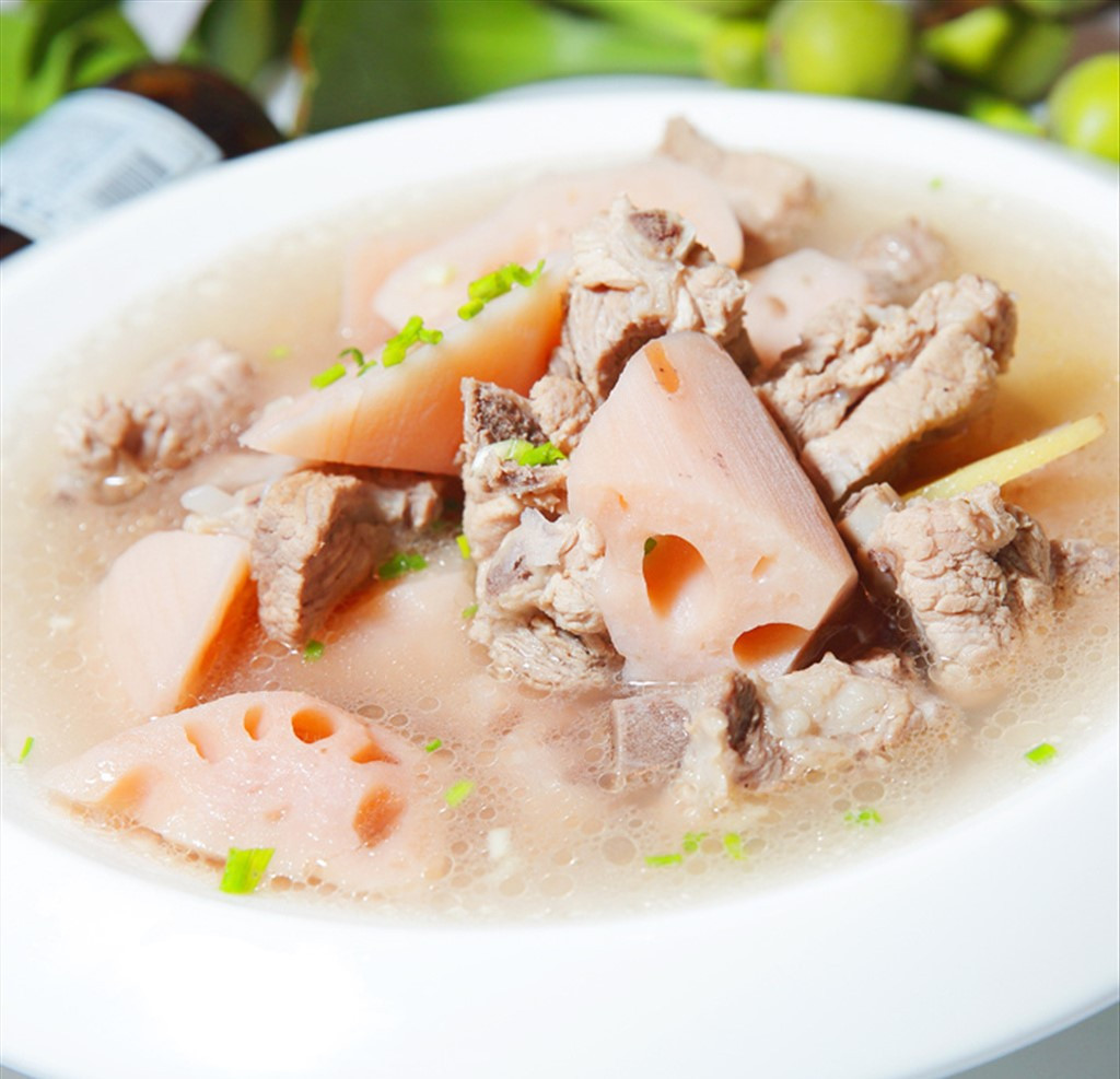  p>莲藕汤是一道汤类美食,以 a href="#" data-lemmaid="479872">莲藕