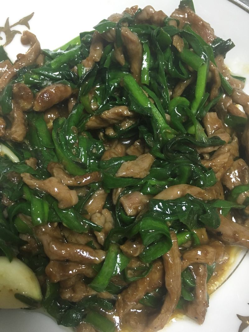 p>韭菜炒牛肉丝是一道美味可口的名菜.