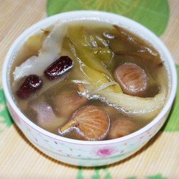 是使用无花果,排骨,百合等材料熬制而成的广东煲汤.