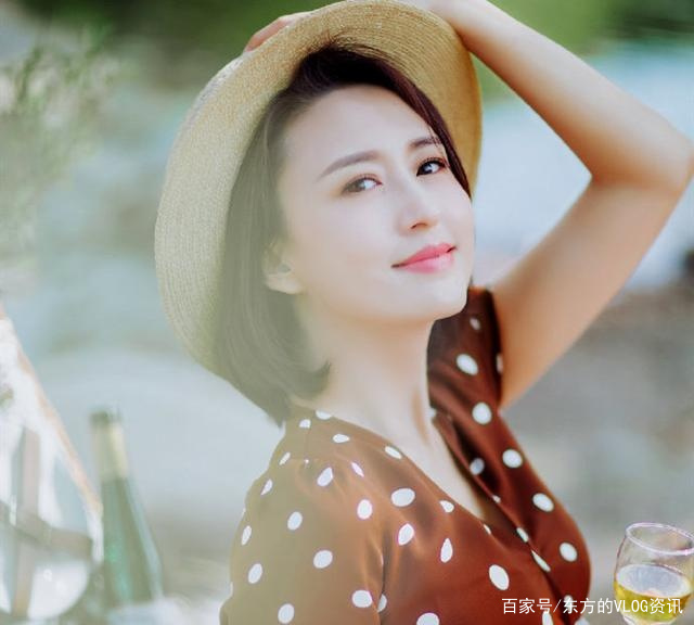 央视主持人张蕾：她在舞台上优雅端庄，当谈到婴儿出生的往事时_百科TA说
