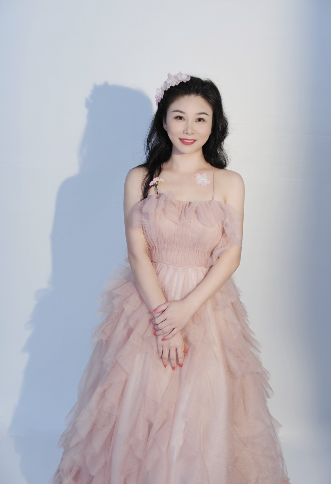李琦,华语女歌手,代表作品:《盛世花开》