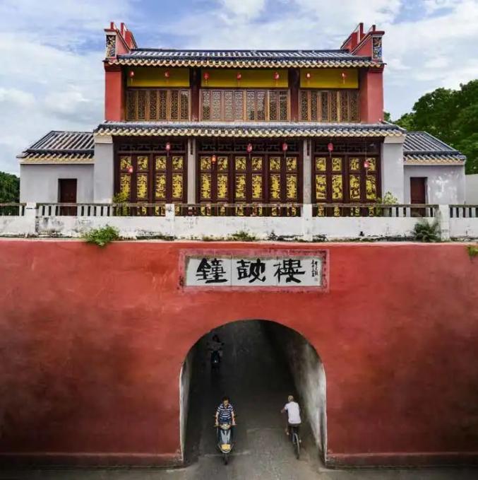  p data-id="gnbakdpe5o">钟鼓楼在广东省茂名市电白区 a target="