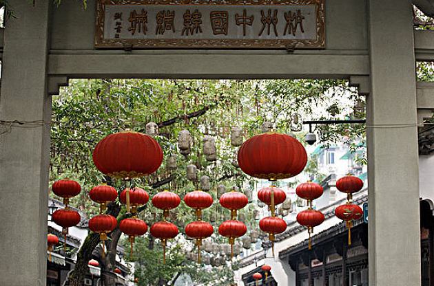  p>杭州中国丝绸城坐落于美丽的 a target="_blank" href="/item/西子