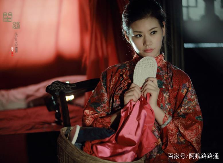 闺中少妇不知愁，春日凝妆上翠楼 读王昌龄诗《闺怨》_百科TA说