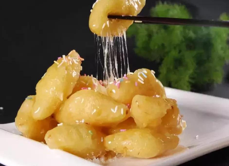 将鲜莲藕去皮,洗净,用滚刀切成3厘米长的小块,蘸上一层淀粉放入碗内