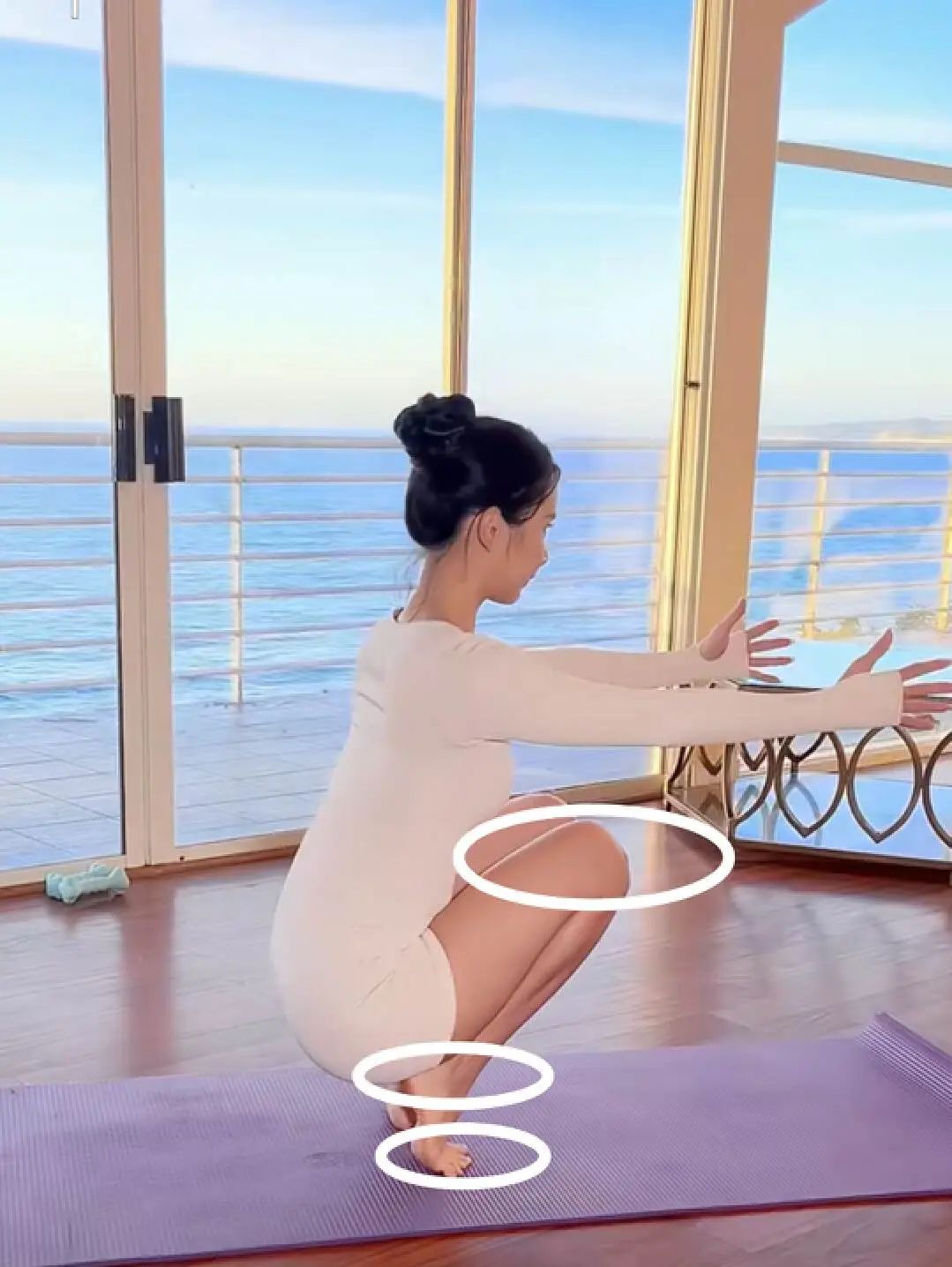 特点在于蹲下时踮起脚尖,下肢躯干呈现三角形