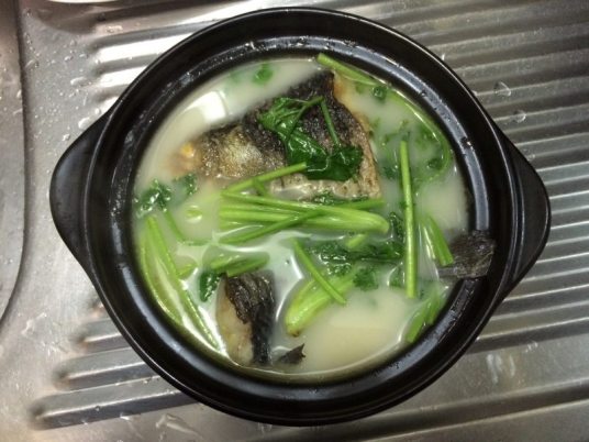 香菜滚笋壳鱼汤