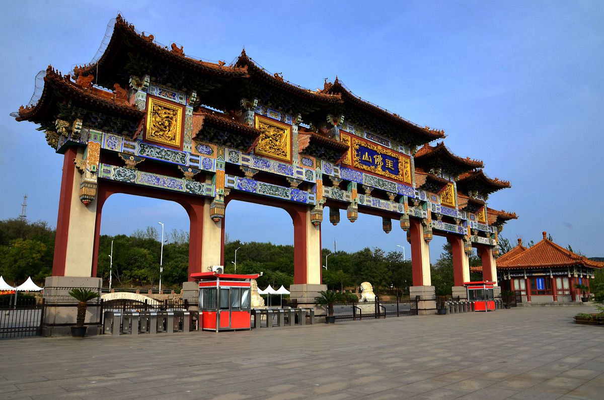  p>玉佛山风景名胜区坐落于辽宁省鞍山市铁东区中心地域,总面积860.