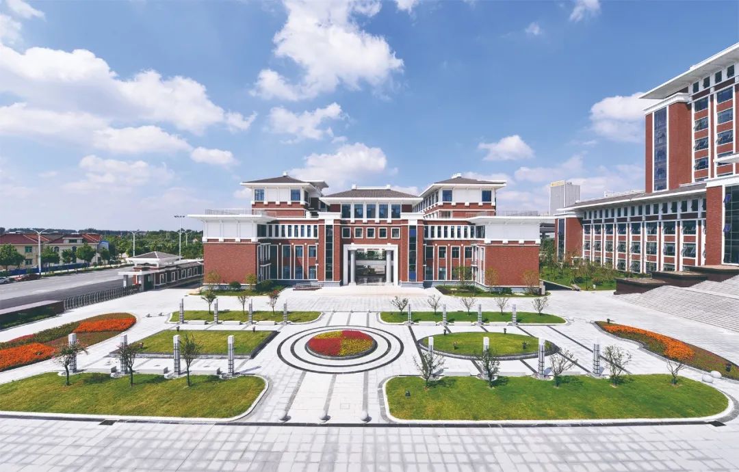  p>江苏省扬中高级中学是扬中市教育局主管的一所公办高级中学,是江苏