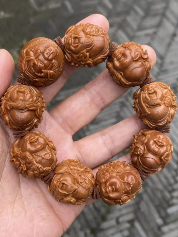  p>马良,中国汉族人,工艺艺术家,国家工艺美术师,核雕工艺师.