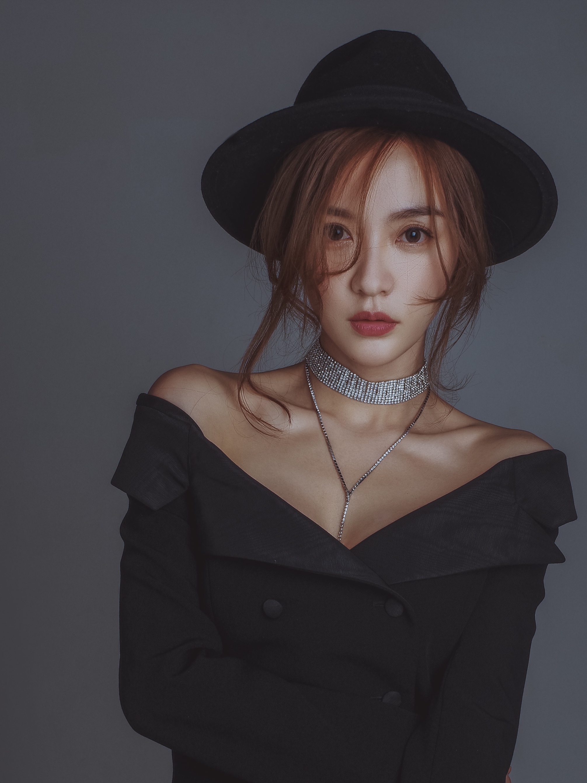  p>熊悦希 i>(原名:熊欣) /i>,出生于湖南省