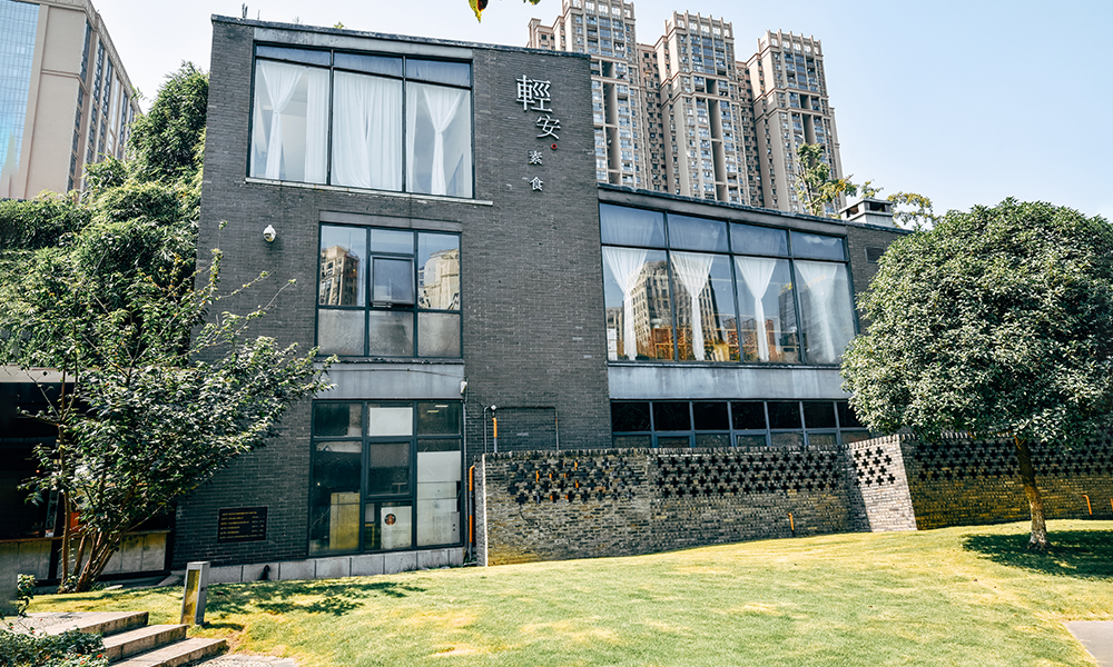 王亥,1955年出生,四川画家,设计师