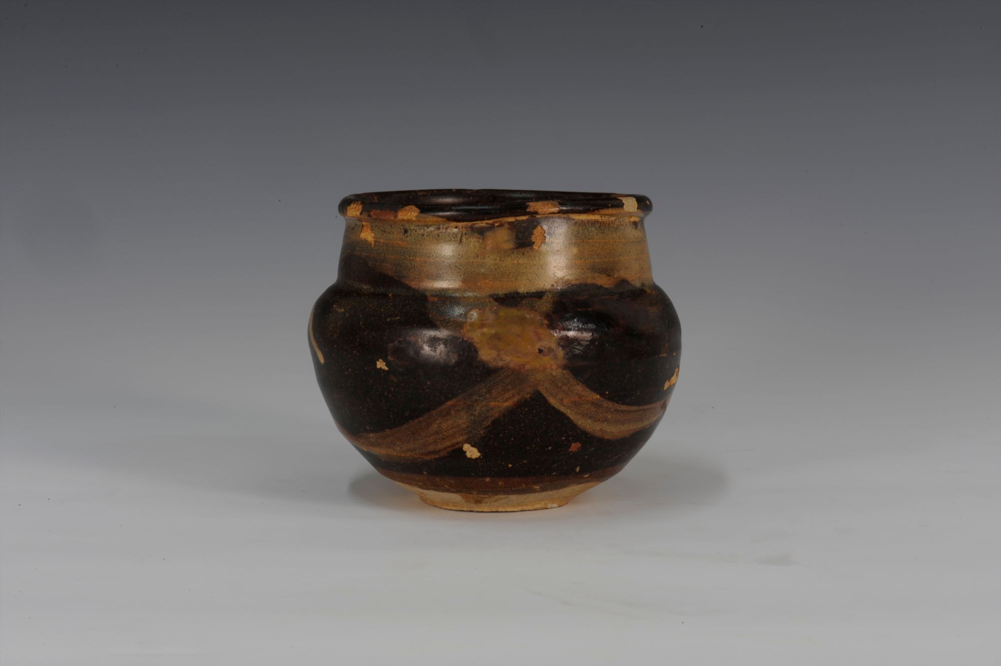 宋代吉州窑褐釉白彩瓷罐