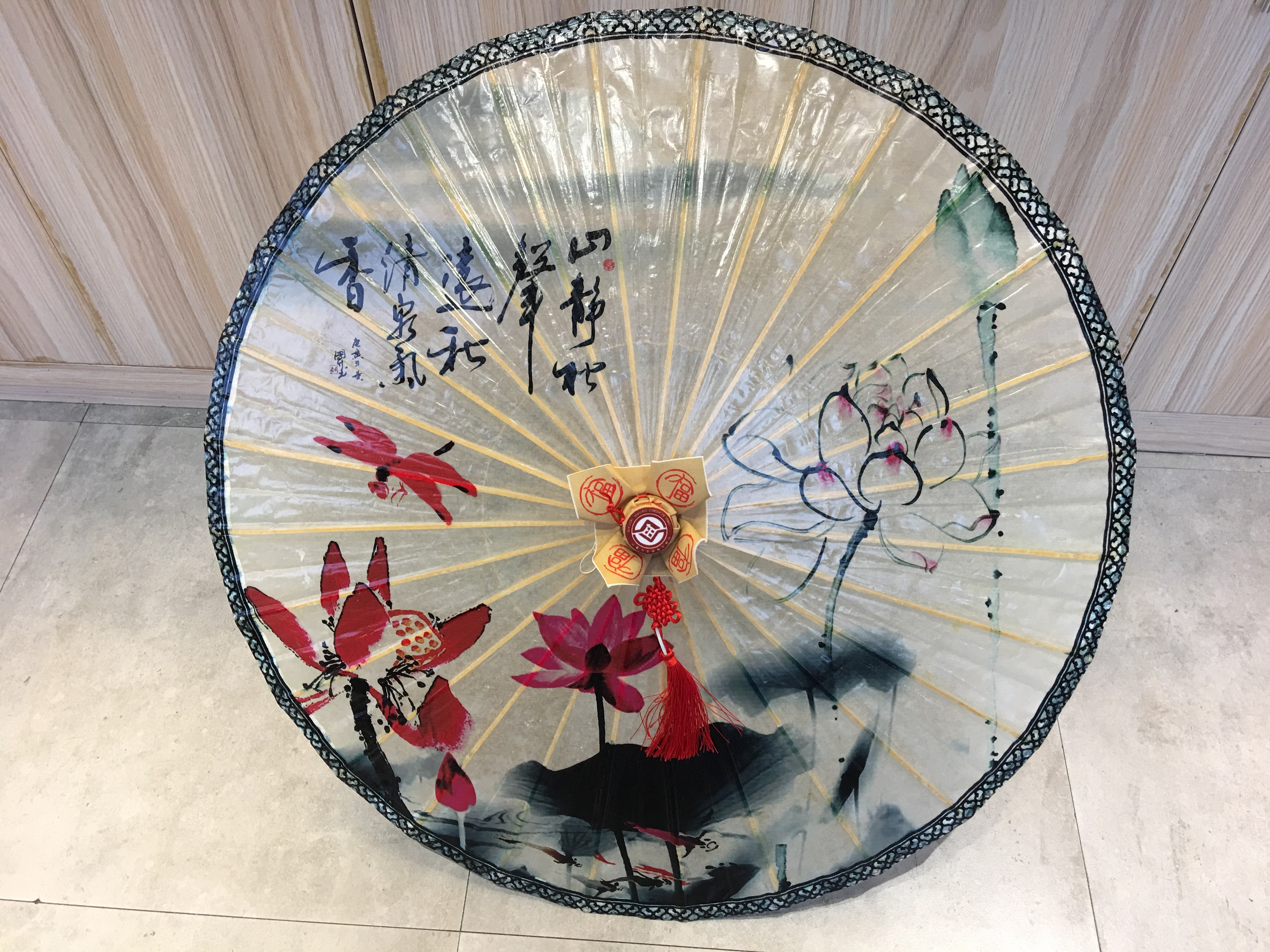  p>油纸伞是汉族传统工艺品之一,作为起源于中国的一种纸制或布制伞