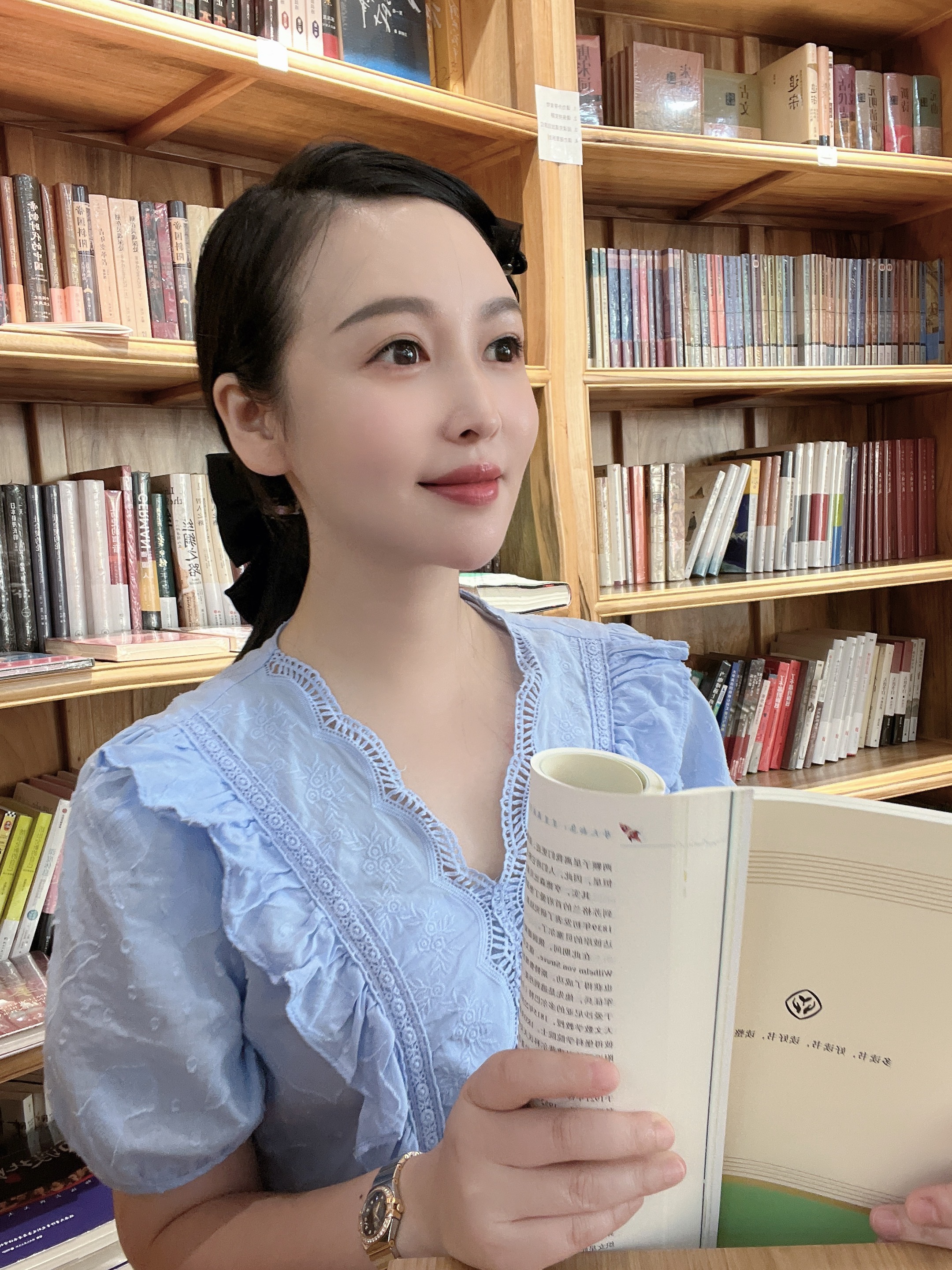 古兰月,本名胡毅萍,生于浙江兰溪,杭州市高
