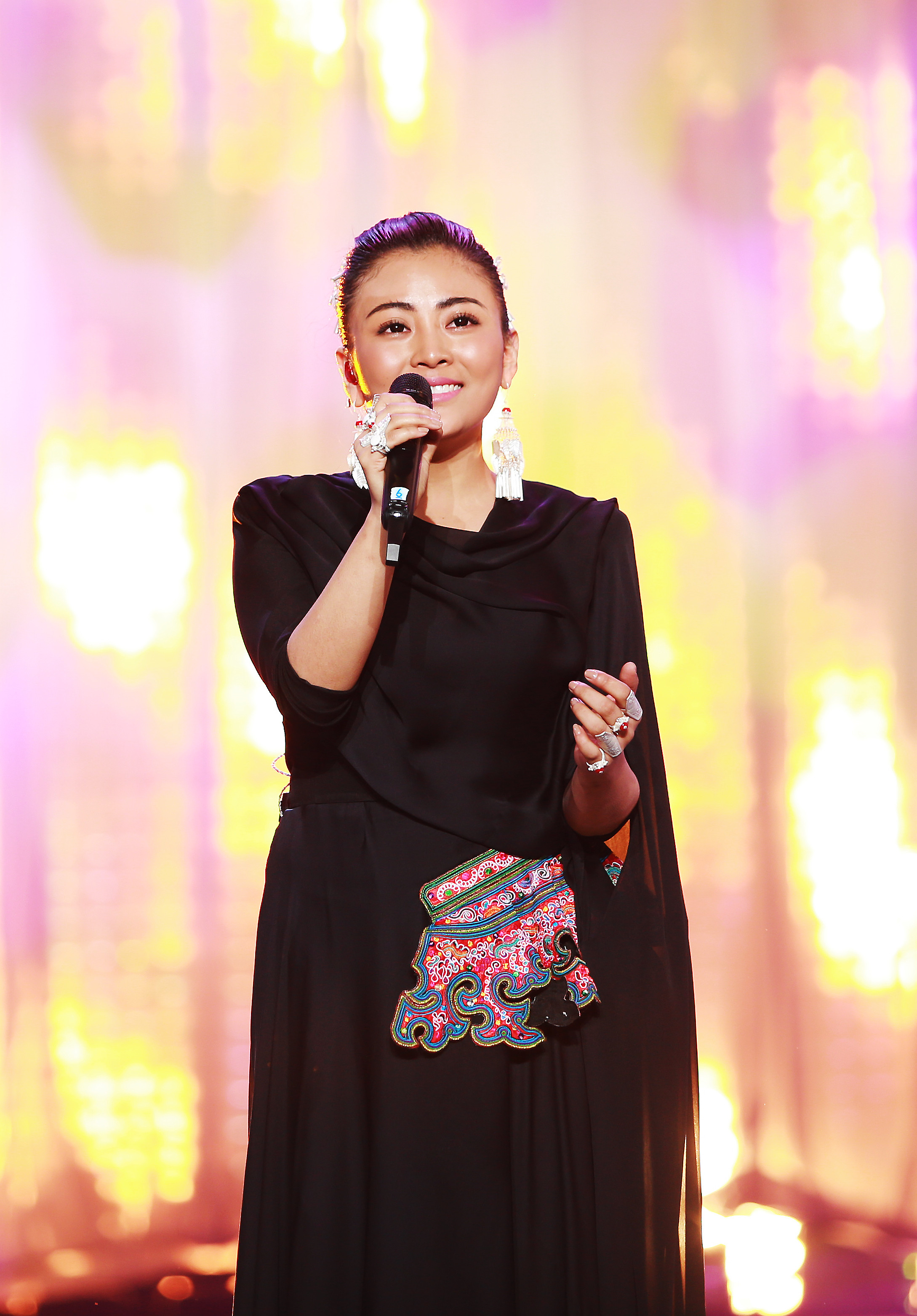  p>阿鲁阿卓,彝族,生于贵州 a target="_blank" href="/item/毕节