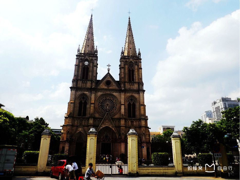 href="#" data-lemmaid="3245134">海珠广场 /a>位于广州市老城区中心