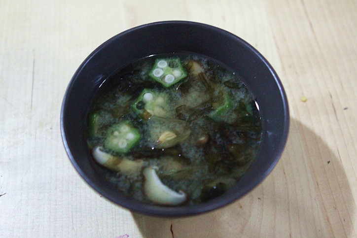 秋葵薄壳味增汤