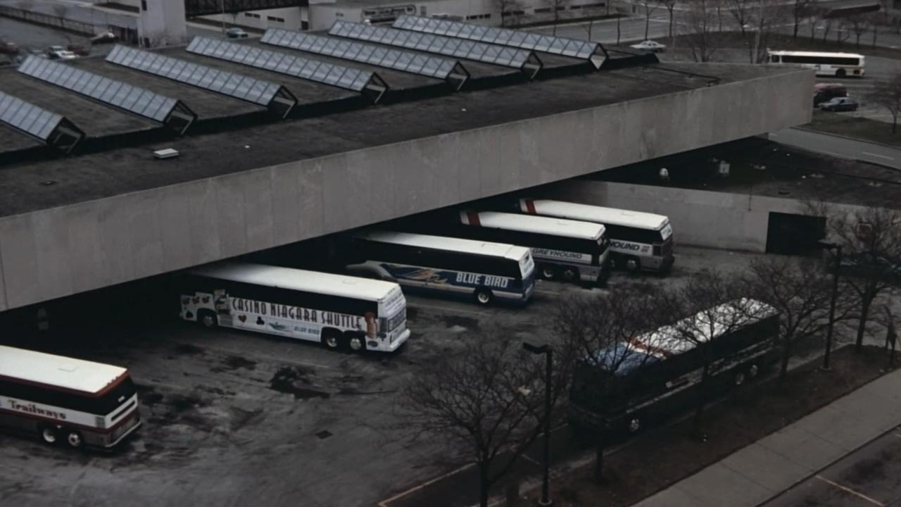  /p> p>影片讲述了刚出狱的青年比利带着偶遇的女孩蕾拉在家乡水牛城