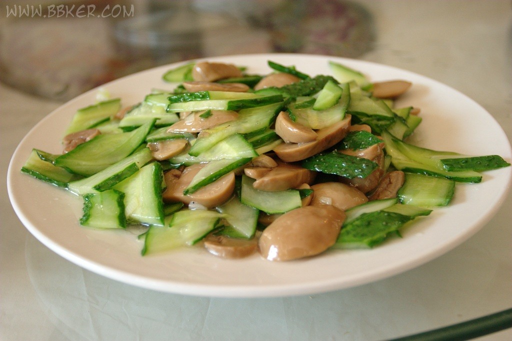  p>黄瓜炒蘑菇是一道清淡的素菜,味道很清新,且有助于减肥 /p>