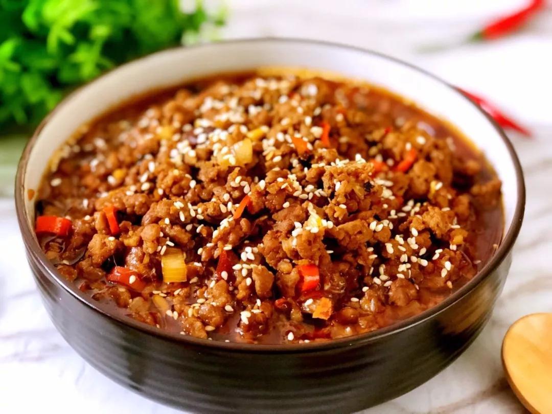  p>豆豉牛肉酱是用牛肉末和黑豆豉以及一些调味品调制而成的酱料,可