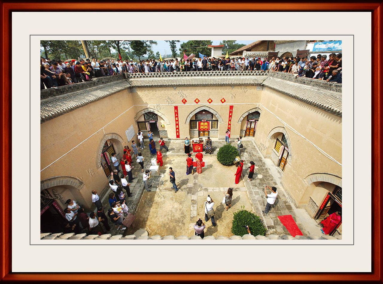  p>地坑院也叫天井院,地坑院,当地人称为"天井院","地阴坑","地窑",是