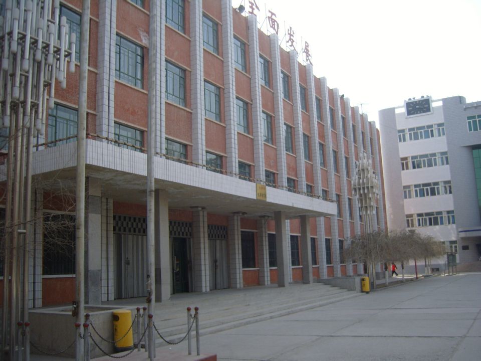 p>新疆生产建设兵团第十三师红星高级中学始建于1952年,是哈密地区