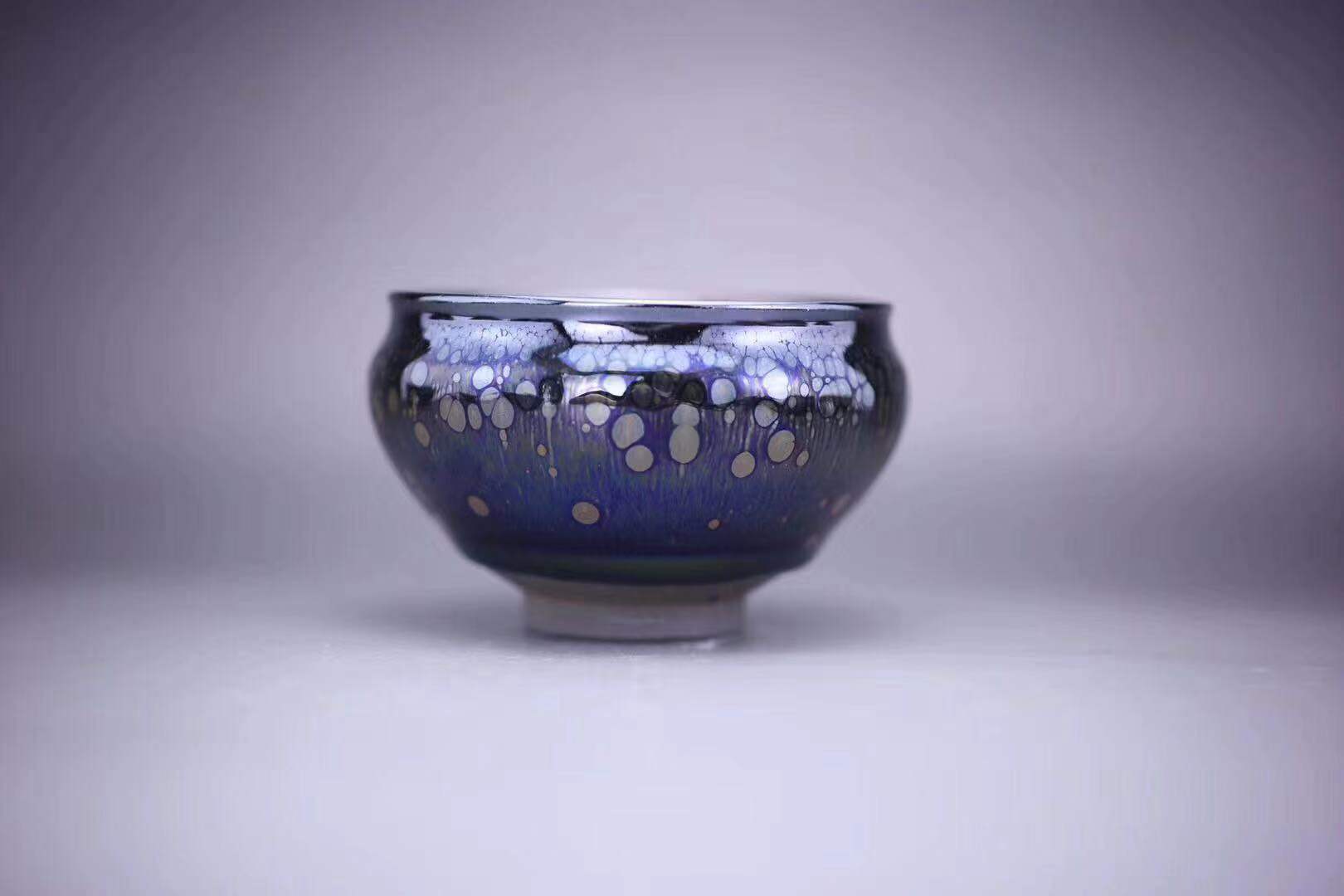  p>倪梅英,女,南平市建阳区华锋建盏陶瓷厂法定代表人,陶瓷装饰师.