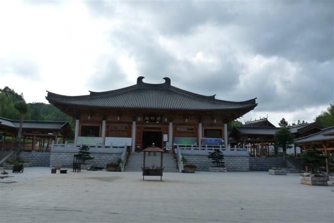  p data-id="gnwxoc0v7q">三峰寺,位于福建省宁德市寿宁县鳌阳镇西约