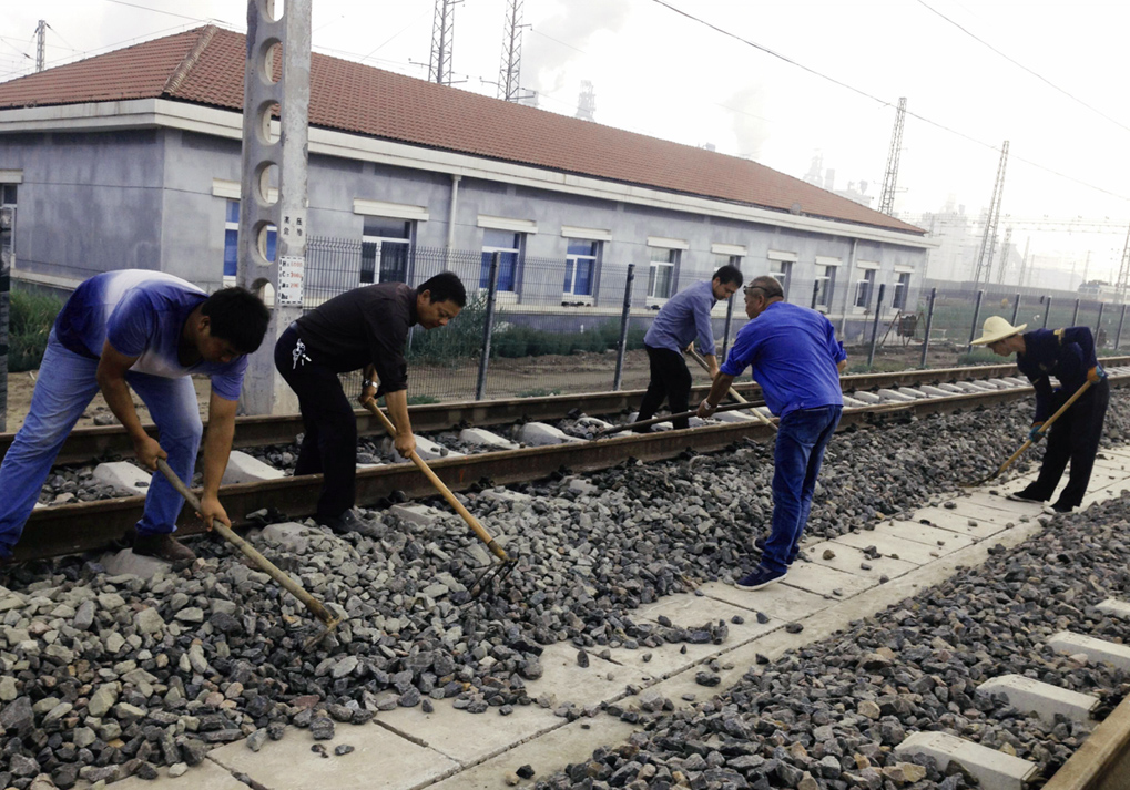  p data-id="gnwsl28282">道砟用来铺公路或铁路路基的粗砂砾或碎石