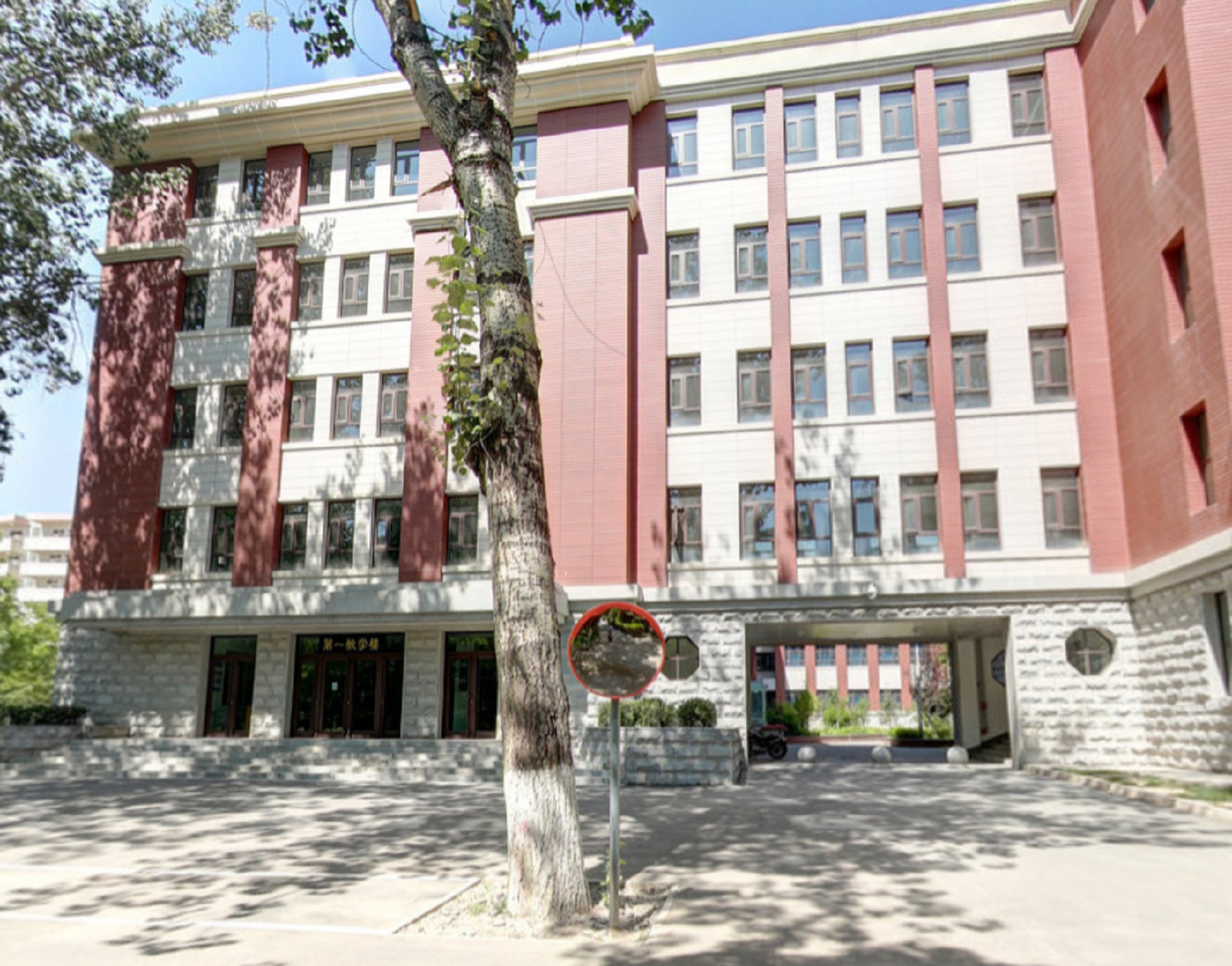  p>兰州交通大学坐落在甘肃省省会兰州,是中国国家铁路集团有限公司