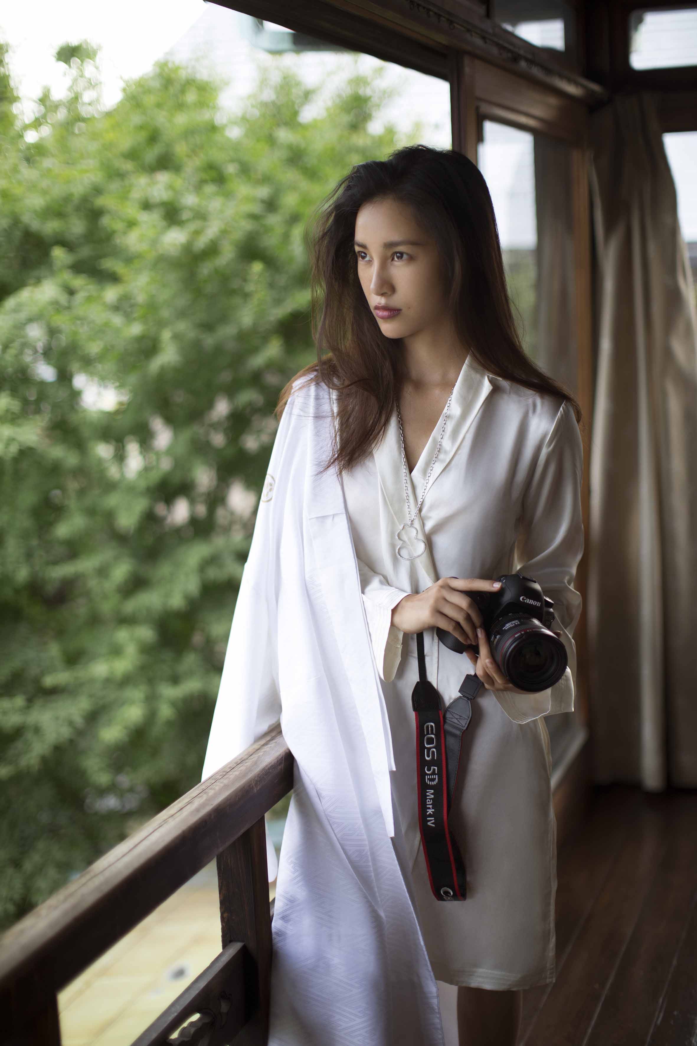 cut4w5">陈漫(chenman),1980年出生于北京,中国时尚摄影师,视觉艺术家