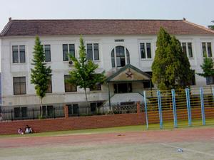 1912年改为"萃英"中学,现为泰安一中校址. /p>