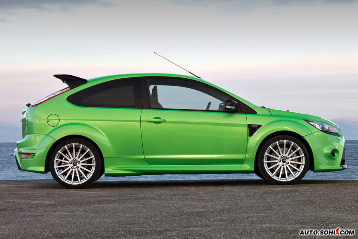  p>在车身外观造型上,福克斯两厢保留了许多设计线条,同时加入立体