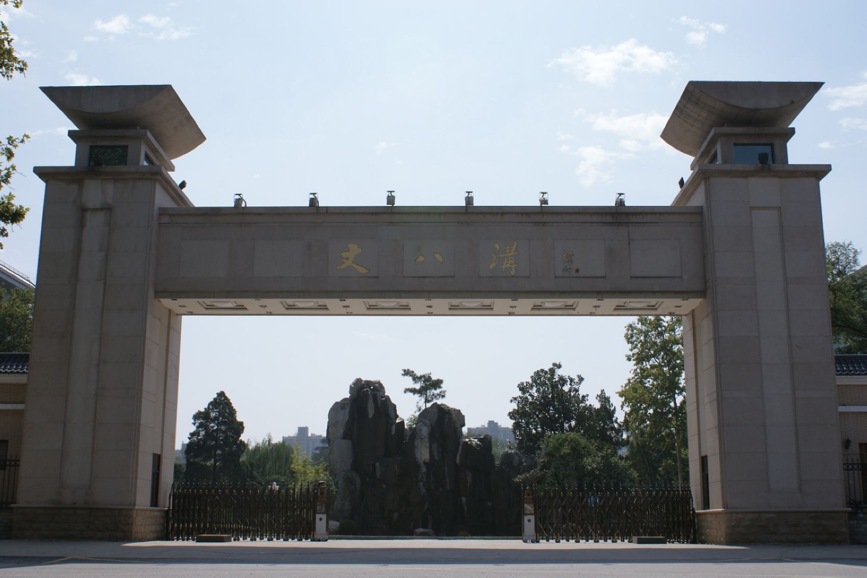 宾馆坐落于西安市南郊丈八沟,地处西安市高新开发区中心位置,毗邻高新