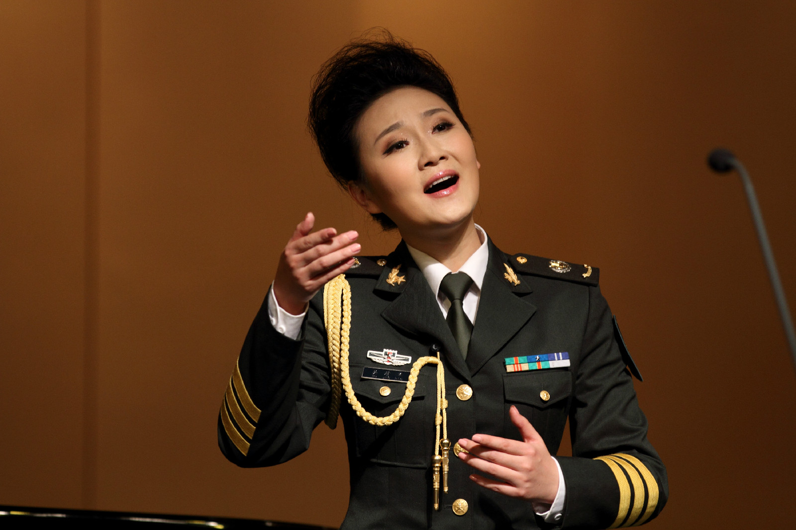女,中共党员,现为中央军委政治工作部歌舞团青年独唱演员,现役军人