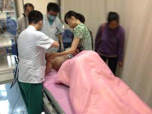 男童被泼硫酸