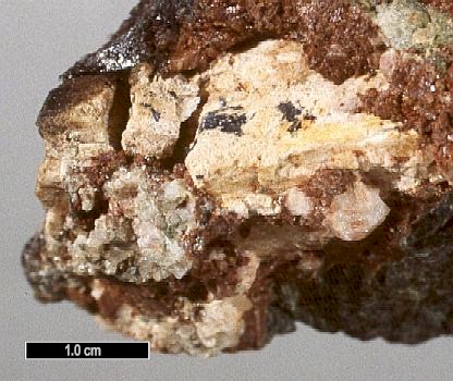  p>晶体成棱柱状,晶面或解理面上有平行条纹,也以块状颜色从黄色,棕色