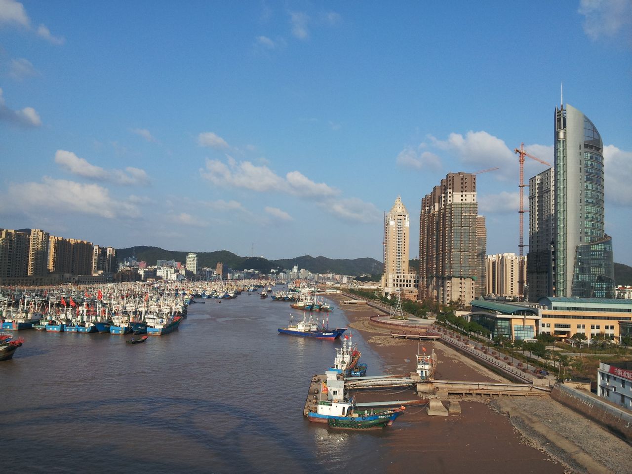 鲁家峙岛长约2.5公里,宽约1.5公里,面积3.74平方公里. /p>